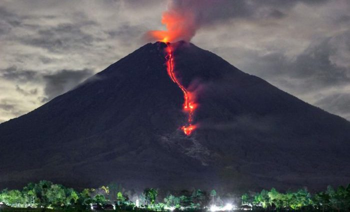 Indonesia’s Mount Semeru Erupts Violently, Forcing Mass Evacuations as Region Faces Deadly Volcanic Threat